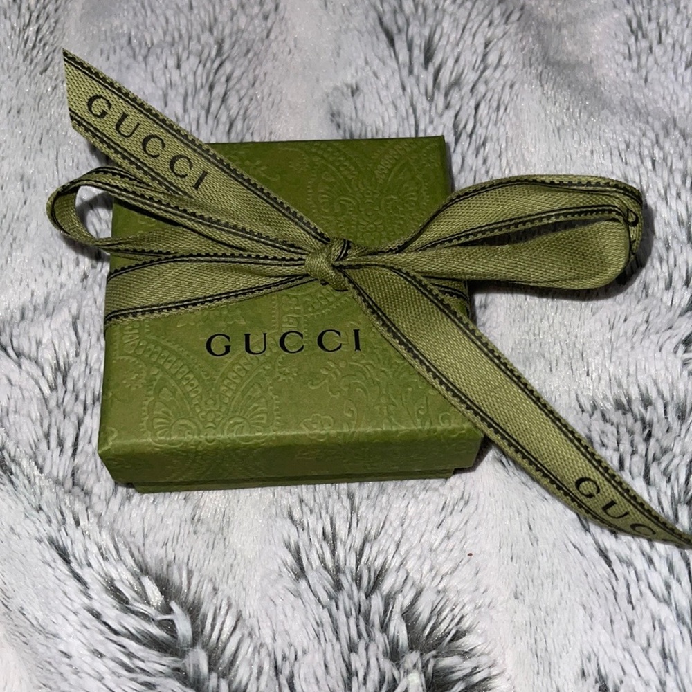 Authentic Gucci Small Green Gift Box With Jewelry Pouch and Necklace Display